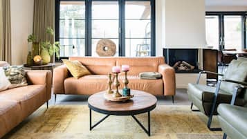 Een smart-tv en een open haard