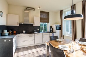 Een koelkast, een magnetron, een kookplaat, een vaatwasser