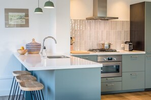 Jääkaappi, uuni, liesi, astianpesukone