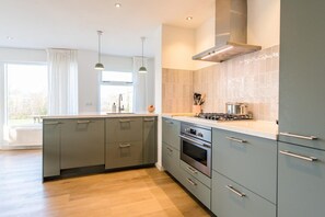 Réfrigérateur, micro-ondes, plaque de cuisson, lave-vaisselle