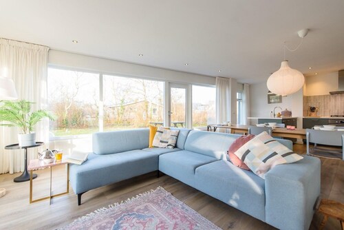 Zeekraal is a renovated house on Roosdunen (Ballum) near the forest and outdoor swimming pool.
