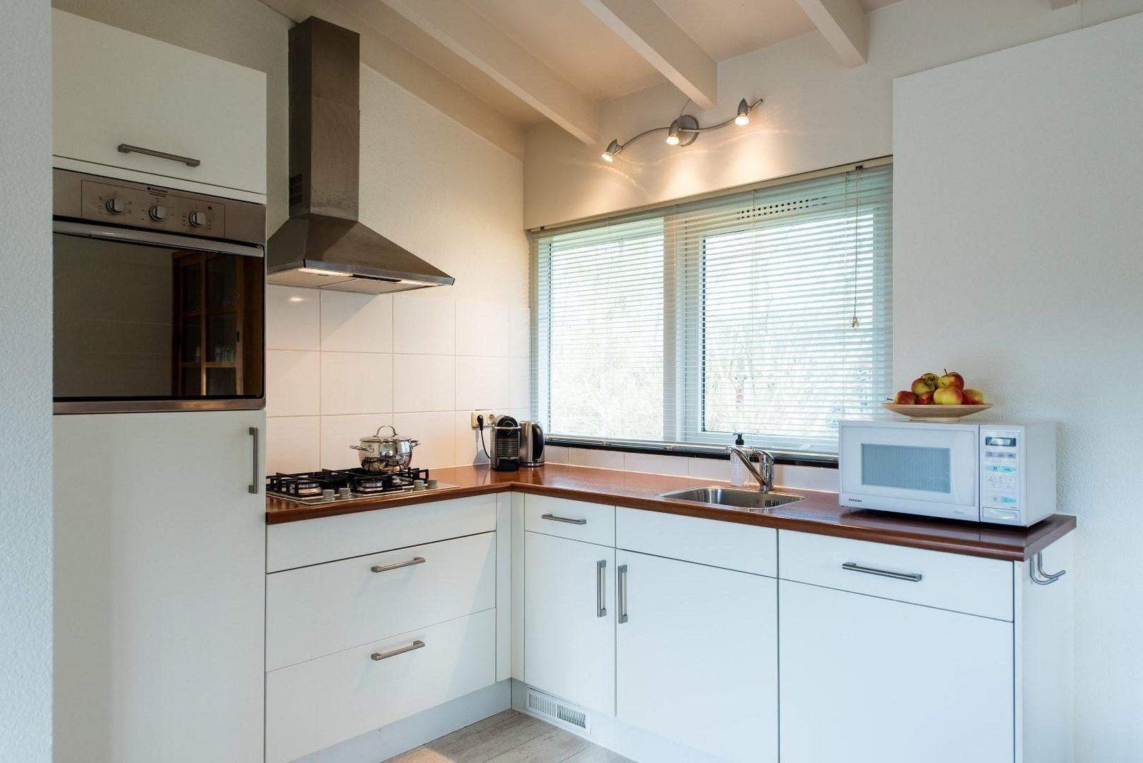 Jääkaappi, mikroaaltouuni, uuni, liesi