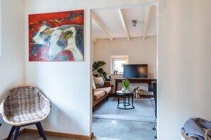 Smart TV - Dit Eiland is a modern studio on the edge of the village Hollum. (Hollum)