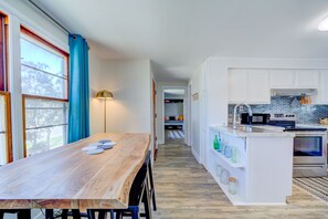 Royal Suite | Living area | 50-inch Smart TV with digital channels, TV, Netflix - Whitehall Cottages (Whitehall)