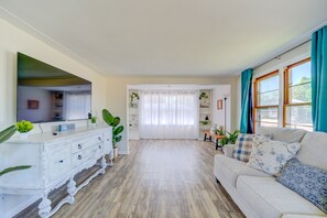 皇家套房 | 起居区 | 50-英寸智能电视（配备数码频道）、电视、Netflix