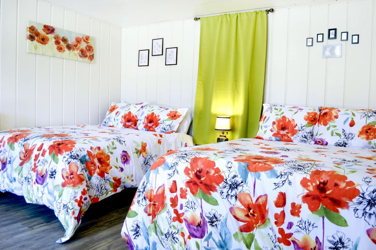 Decoración personalizada, wifi gratis y ropa de cama