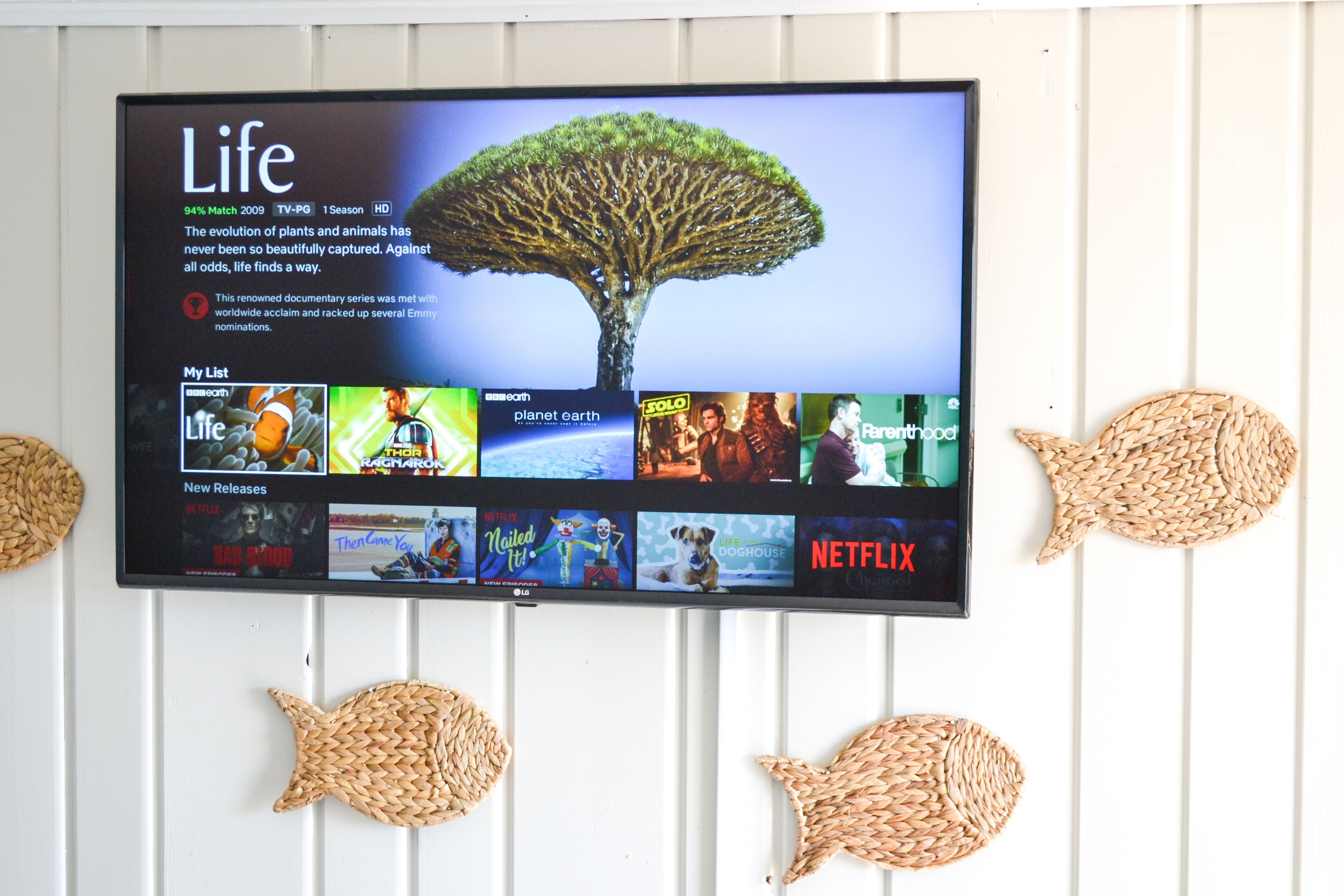 Een aan de muur bevestigde televisie toont de documentaireserie 'Life'.