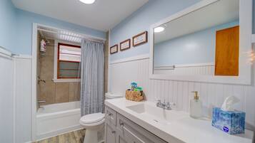 Royal Suite | Bathroom | Combined shower/tub, towels