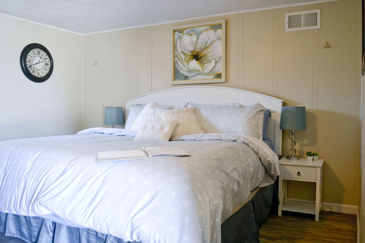 Decoración personalizada, wifi gratis y ropa de cama