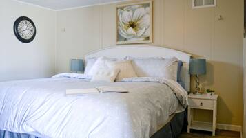 Basic Room, 1 King Bed, Non Smoking | Individually decorated, free WiFi, bed sheets