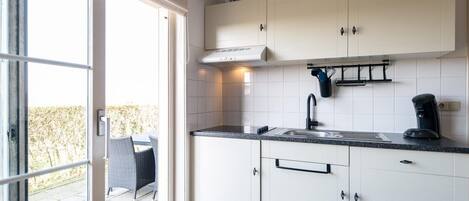 Réfrigérateur, un four, surface de cuisson, lave-vaisselle