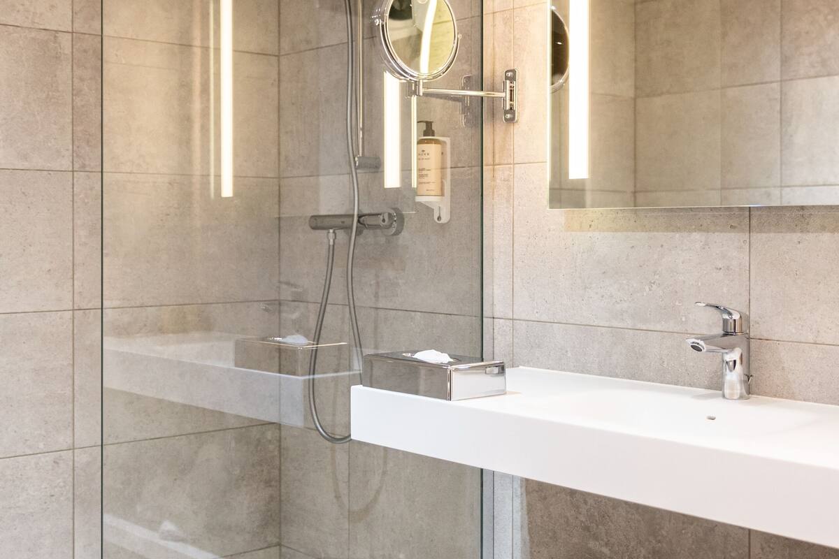 classic room, 1 double bed | bathroom | hair dryer, towels