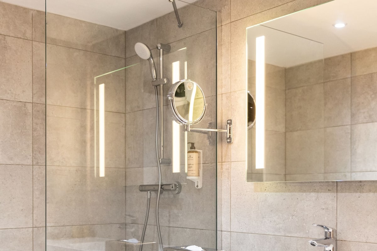 Classic Room, 1 Double Bed | Bathroom | Hair dryer, towels
