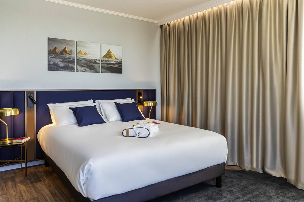 Privilege, Family Suite | Premium bedding, Select Comfort beds, in-room safe, desk