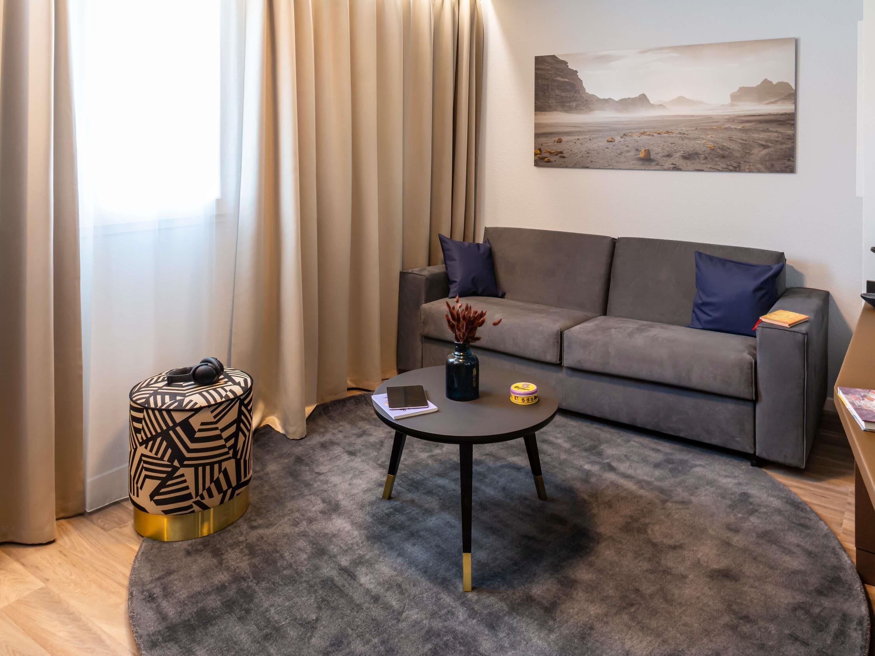 Hochwertige Bettwaren, Select-Comfort-Betten, Zimmersafe, Schreibtisch