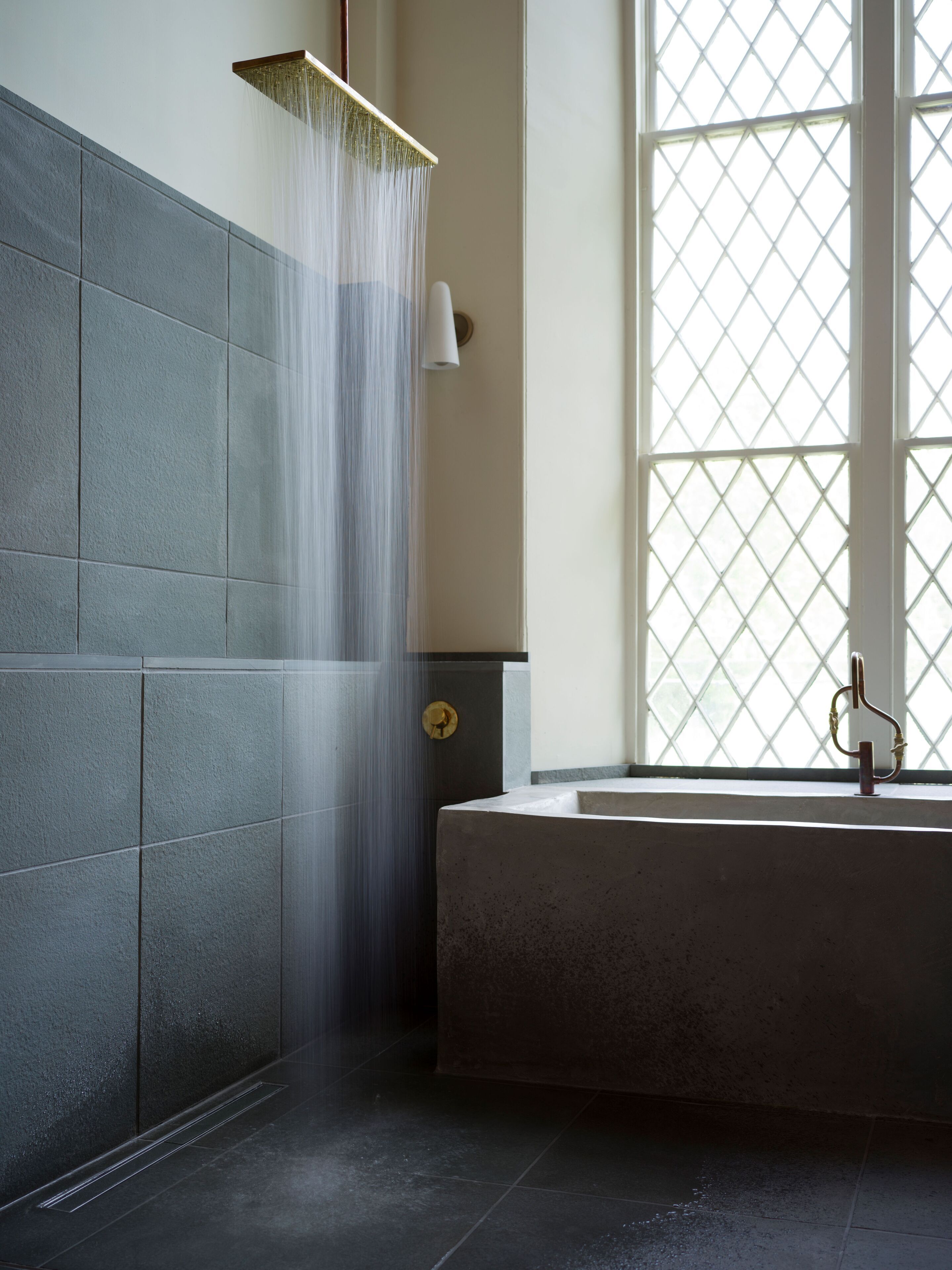 雨淋花灑、提供毛巾、番梘、洗頭水