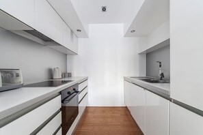 Fridge, microwave, oven, stovetop - Charming Apartment in Haggerston (London)