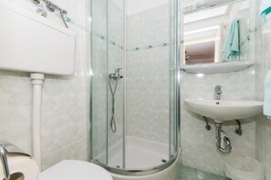 Apartment | Bathroom | Shower, towels