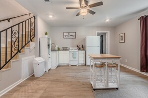 ثلاجة، ميكروويف، فرن، موقد طهي مسطح