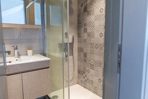 Deluxe Apartment | Bathroom | Shower, rainfall showerhead, designer toiletries, hair dryer