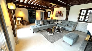 Smart TV, fireplace, ping pong, books