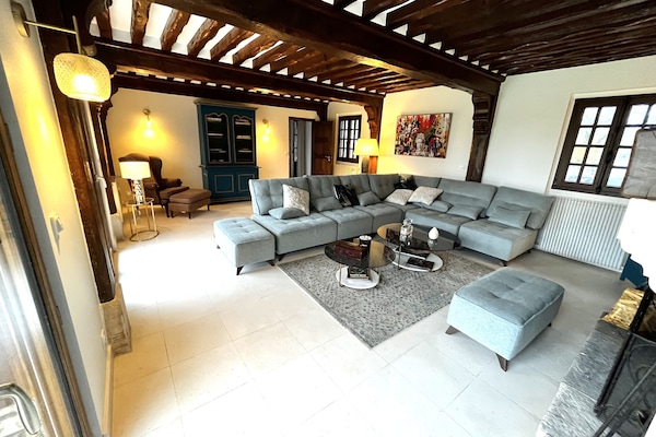 Smart-tv, pejs, bordtennisbord, bøger