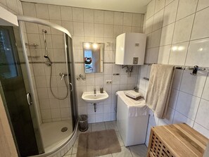 Ducha, toallas, jabón, papel higiénico
