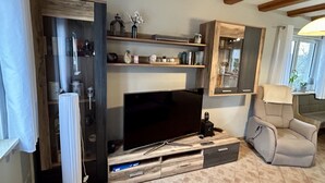 Smart-TV, peis og bøker