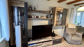 Smart-TV, Kamin, Bücher