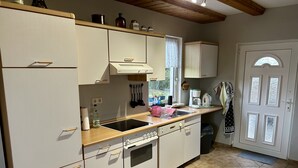 Kaffetrakter/tekoker, kjøleskap, ovn og kokeplater