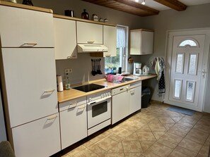 ثلاجة، فرن، موقد طهي مسطح، غسالة أطباق