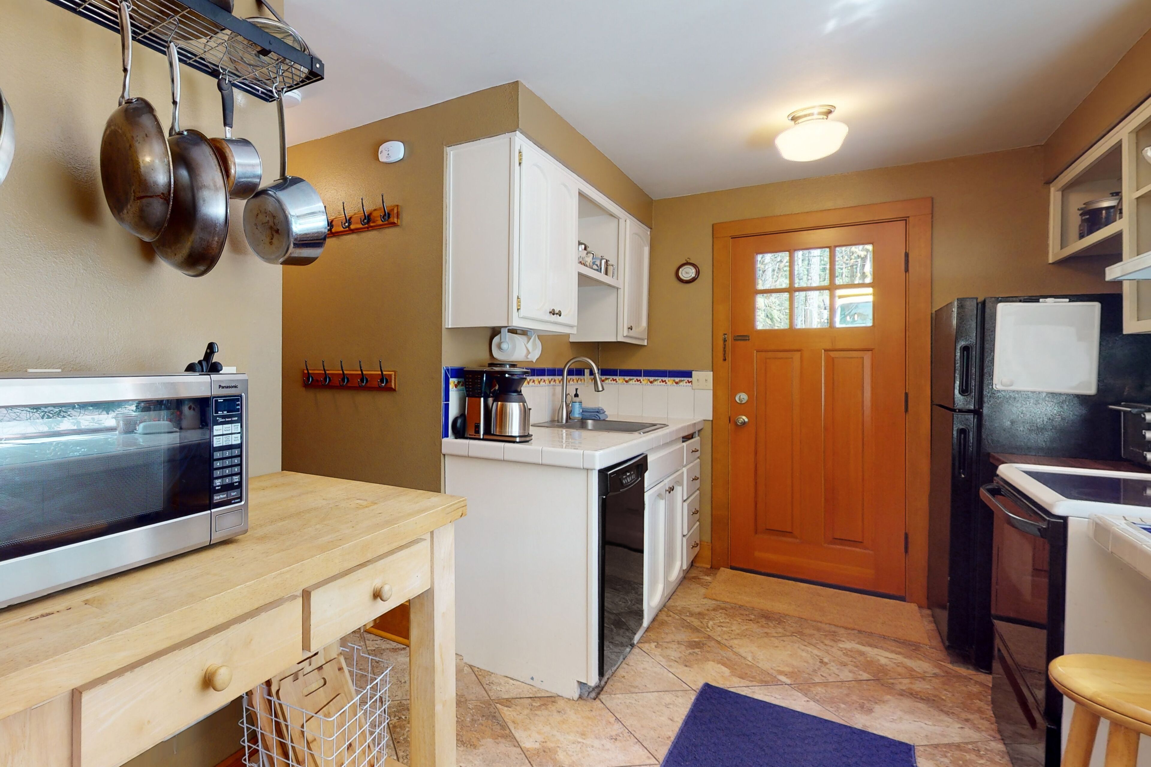 Inviting home with patio, fireplace, full kitchen, & W/D