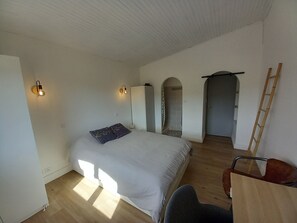 4 bedrooms, WiFi, bed sheets