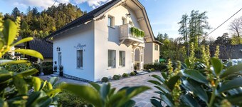 Luxe Villa Mignon: Bedroom w/ Castle View + 3 min walk to the Lake Bled