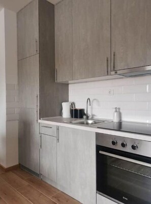 Refrigerador, horno, parrilla de estufa y tostadora