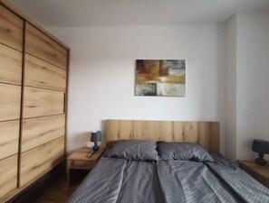 Tabla de planchar con plancha, wifi gratis, ropa de cama