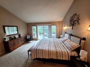 4 bedrooms, iron/ironing board, travel cot, free WiFi - 10 Acre Private riverfront retreat w/ dock and 1,000 ft waterfront (Cusick)