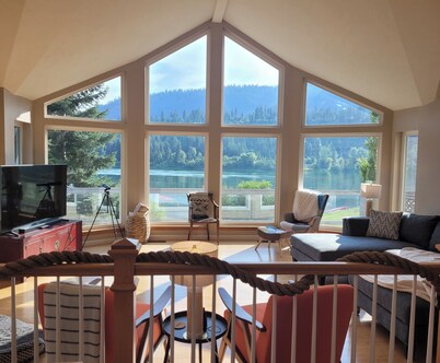 10 Acre Private riverfront retreat w/ dock and 1,000 ft waterfront