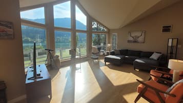 Smart TV, fireplace, DVD player