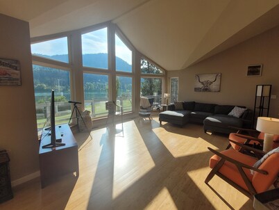 10 Acre Private riverfront retreat w/ dock and 1,000 ft waterfront