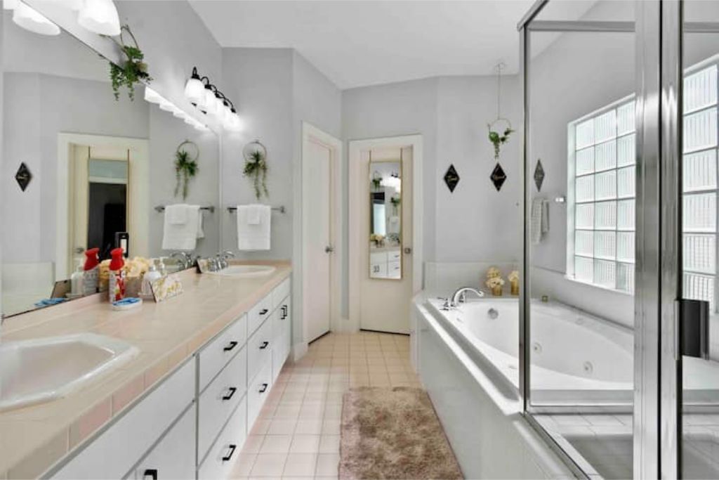 Douche, sèche-cheveux, serviettes fournies, savon