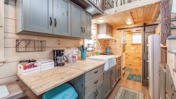 Kühlschrank, Ofen, Herdplatte, Wasserkocher mit Kaffee-/Teezubehör