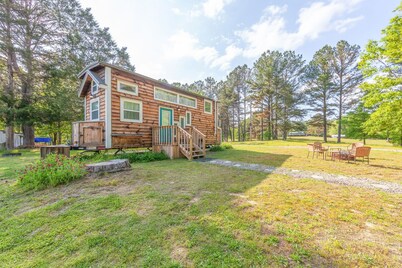 Peaceful Getaway In Charming Tiny House