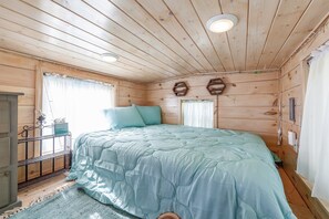 1 bedroom, desk, iron/ironing board, free WiFi - Peaceful Getaway In Charming Tiny House (Hornsby)