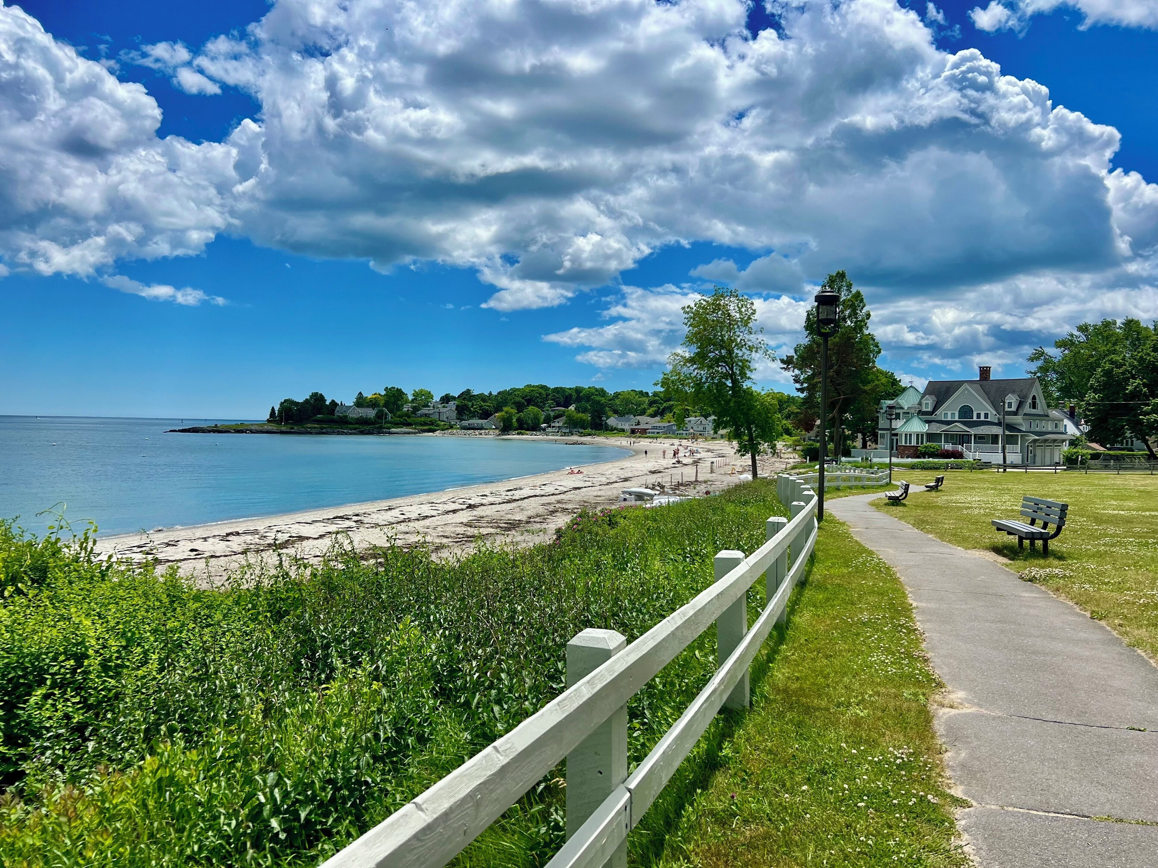 En la playa, camastros y toallas de playa 