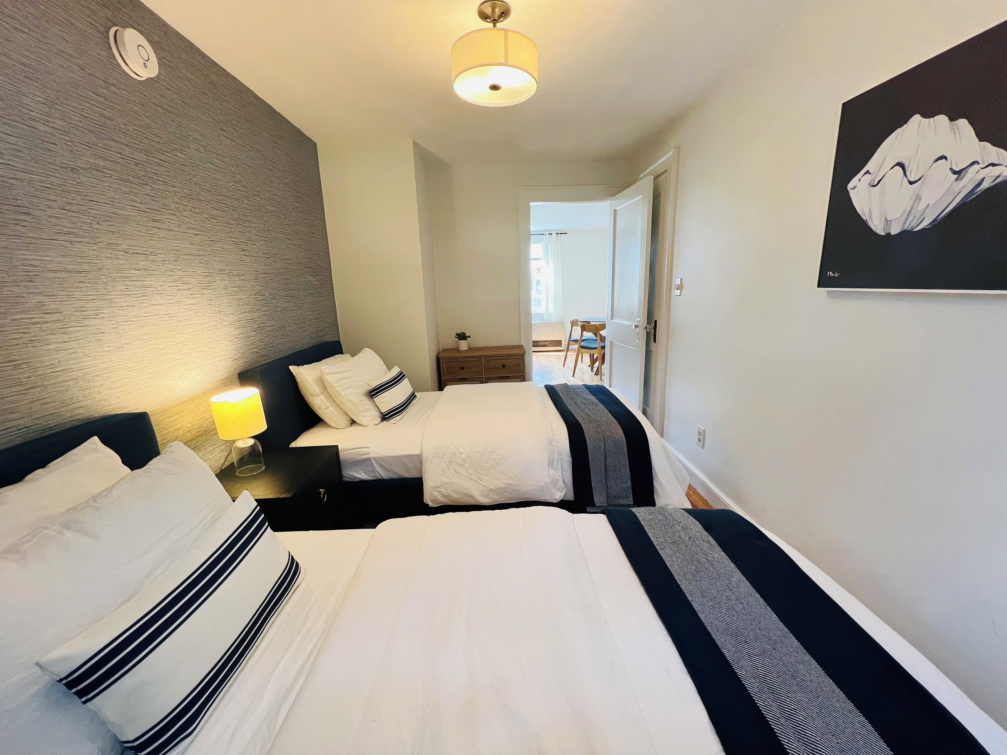 2 quartos, ferros/tábuas de passar roupa, berço de viagem