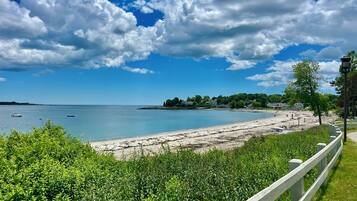 Plage, chaises longues, serviettes de plage