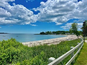 Plage, chaises longues, serviettes de plage