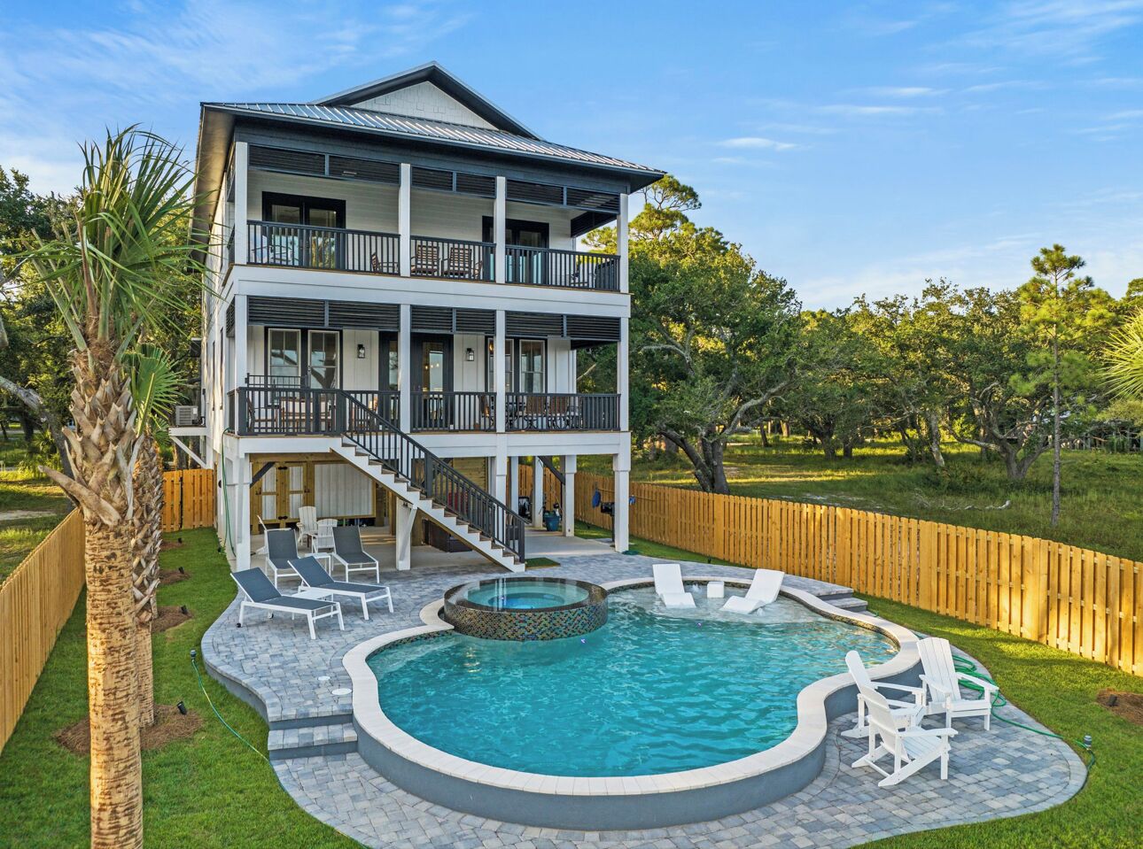 Luxury water front home, salt water private Pool/spa, 6bd 4ba, custom kitchen