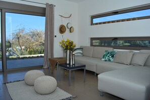 Smart TV y chimenea 